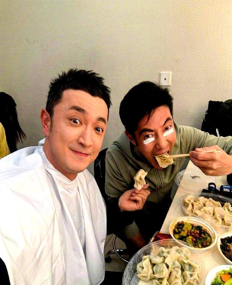 下播瞬间，龙洋的手抖到摘不下耳麦。尼格买提一把将她按进怀里，十秒，没人说话。