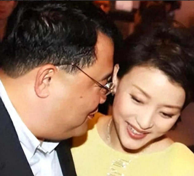 爱情在金钱面前一文不值！1994年，富豪吴征500万买下一艘游艇，将杨澜接到游艇