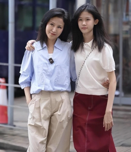 陆毅和鲍蕾的大女儿颜值已经超越了他们两个，长相甜美，眉清目秀的，五官棱角分明，一