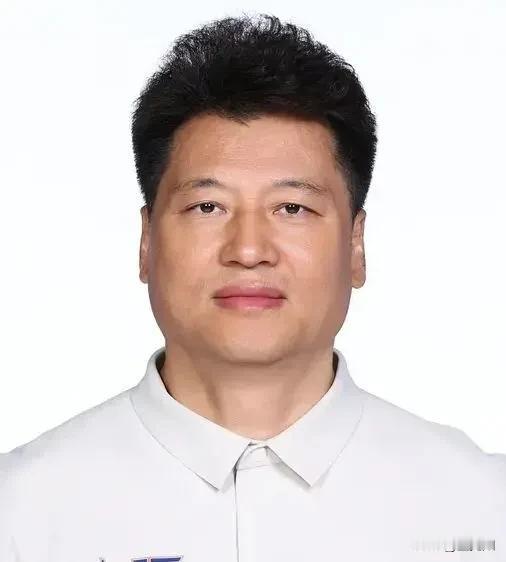 我觉得新疆队主教练必须给球迷一个交代，最后齐麟大吼让葛浩然去犯规，到底是教练布置