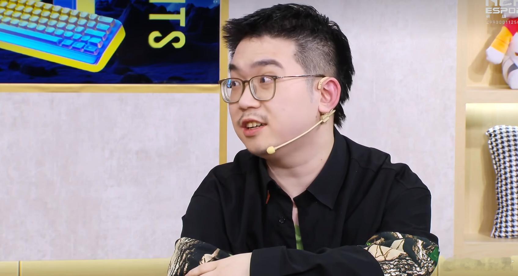 老头杯鲷哥队对阵FY队，鲷哥队守高地，Emo指挥甲哥的PA上去打战旗，结果BKB