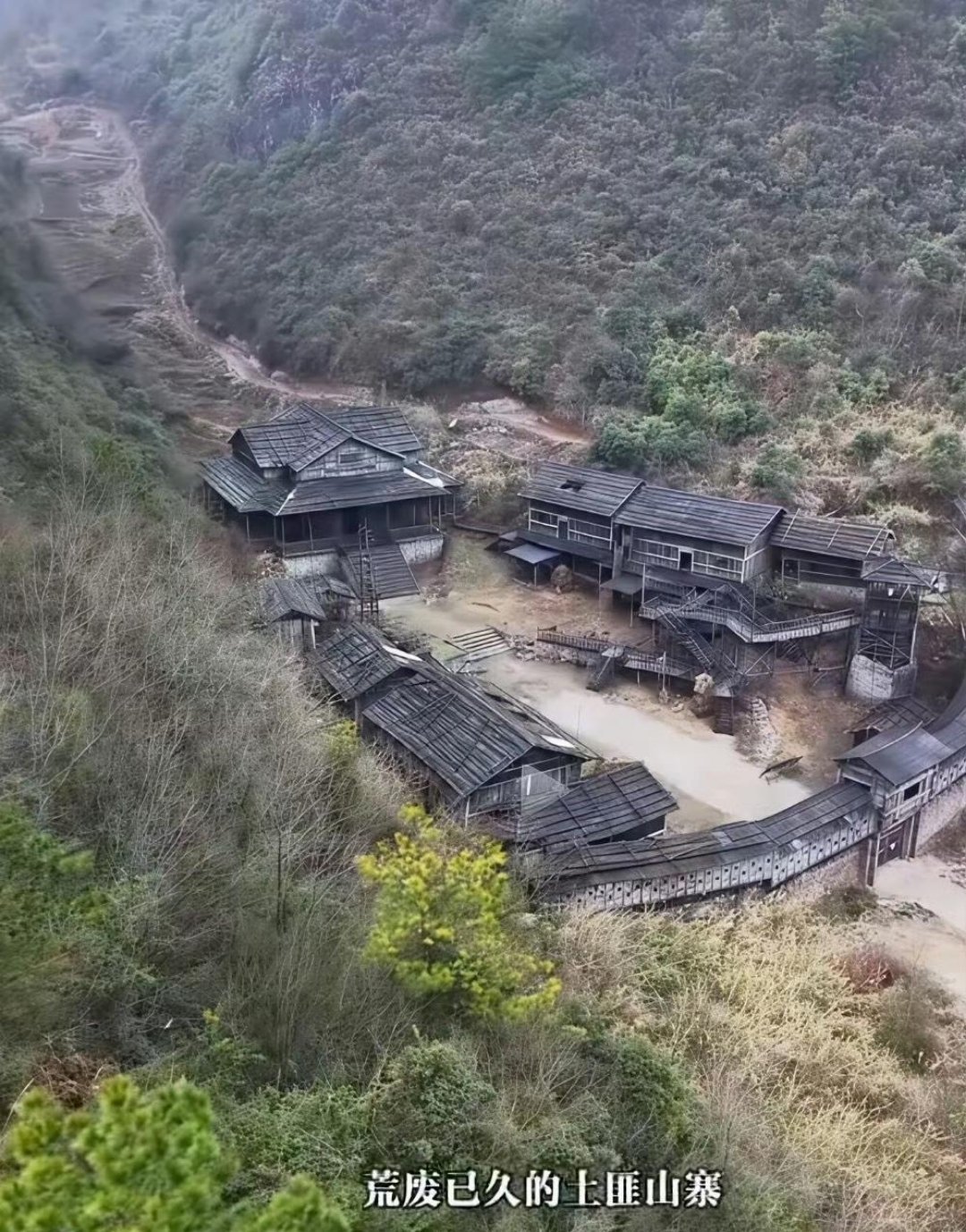 为了拍电影建了土匪山寨，拍完就废弃了，有点可惜