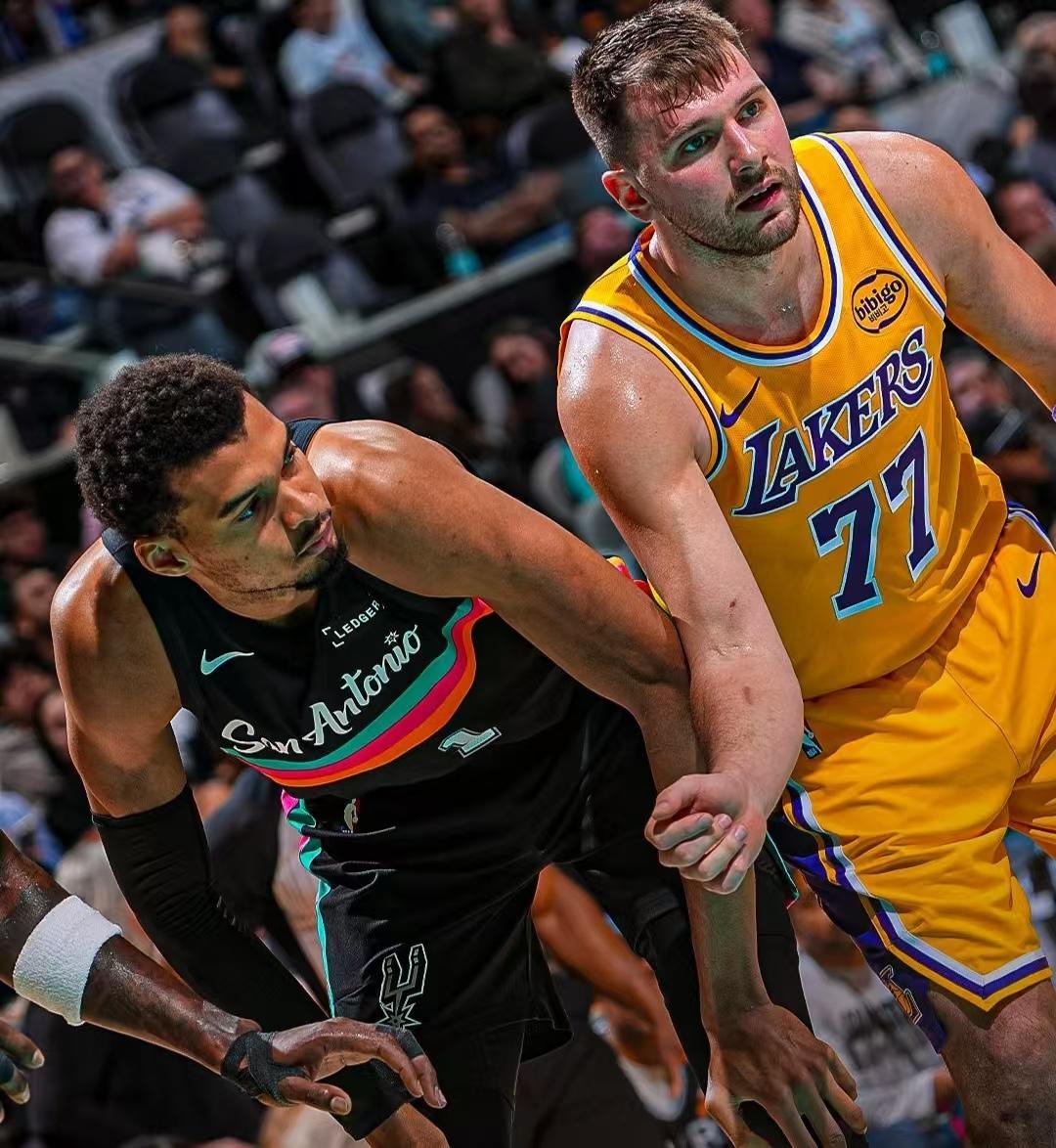 东契奇38+10+10无缘胜利，因为碰到13中11的他了！湖人三连胜势头正盛，