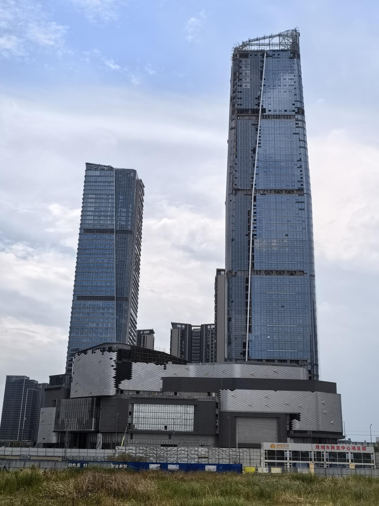 我在想，今年的这个昆明雨季天提前来了，昆明最近两年，从去年今年一直期待的巫家坝龙