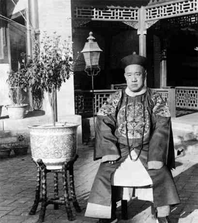 1887年出生的大清皇叔，日子过到最惨时，天天骑着破自行车去北京德胜门外摆地摊，