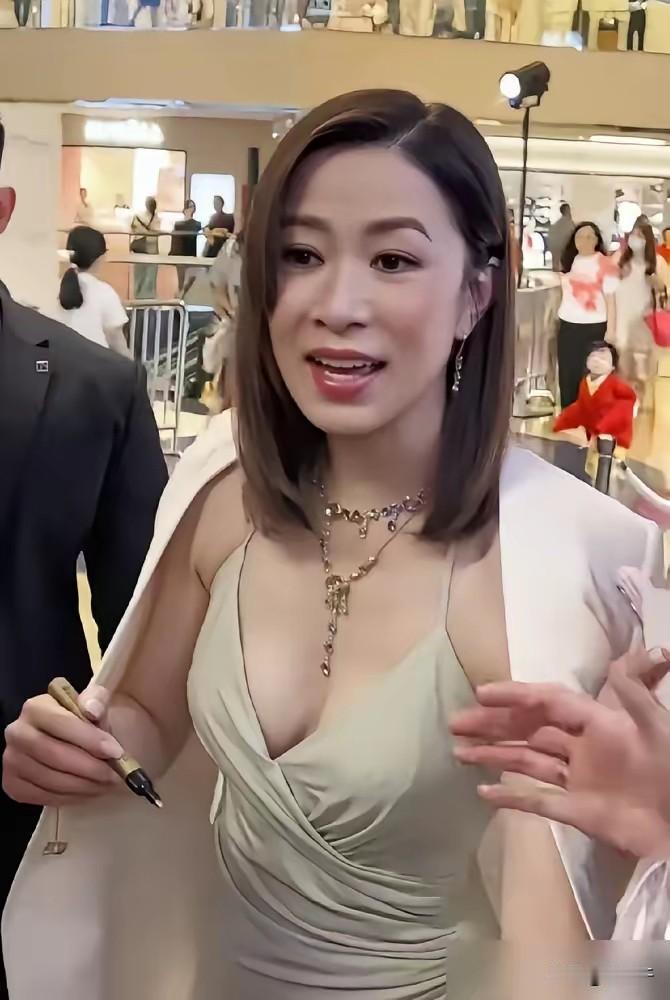 美女佘诗曼食物中毒，自曝巨瘦了！佘诗曼51岁165cm，应该发福了，按她那个年龄