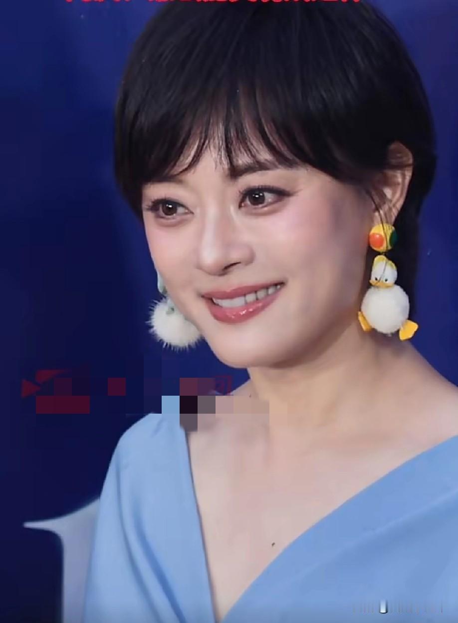 44岁孙俪这状态绝了！上海迪士尼十周年庆典，孙俪压轴走红毯，一身柔雾蓝长裙直