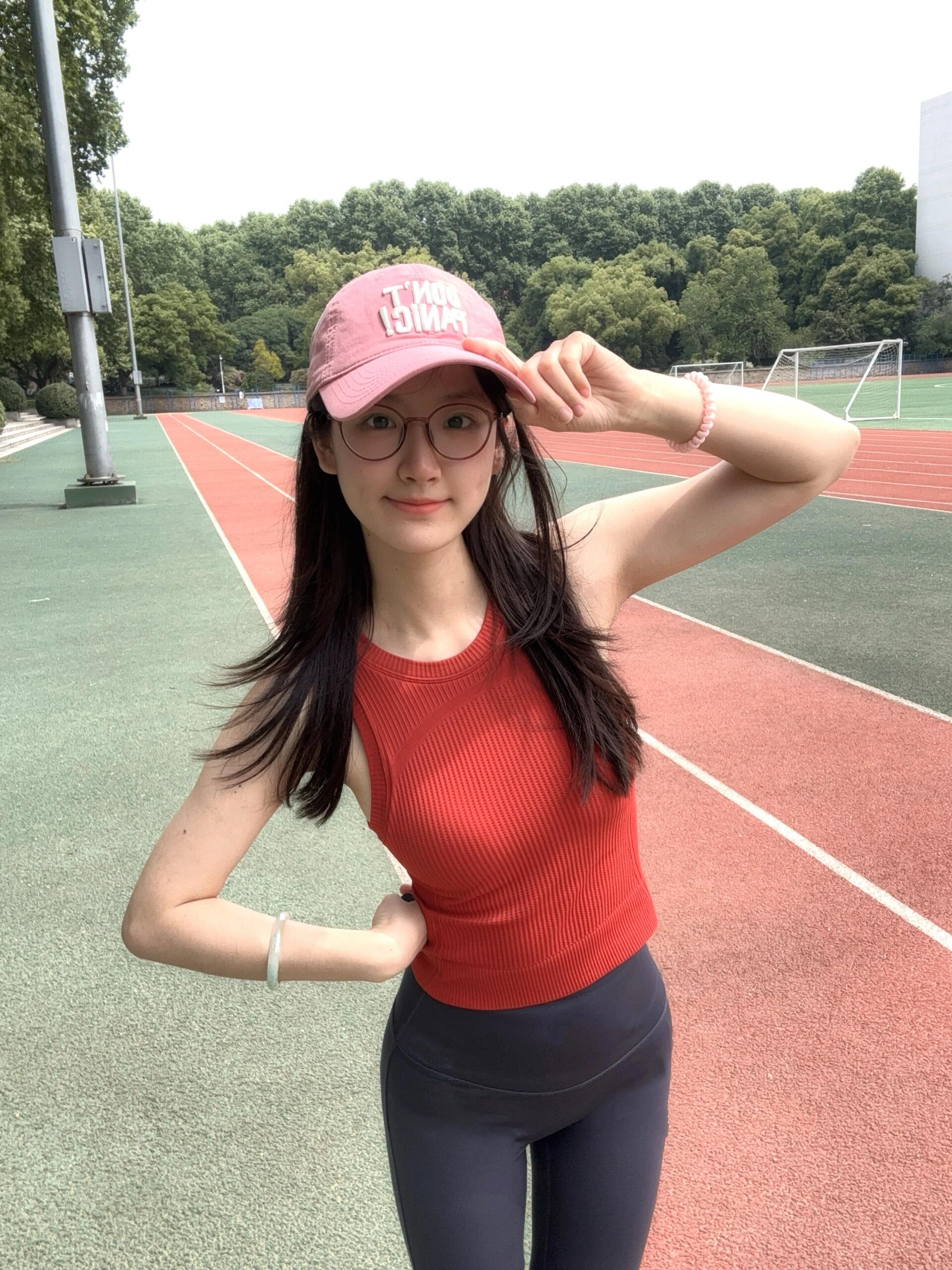 今天来田径场这边跑跑步！