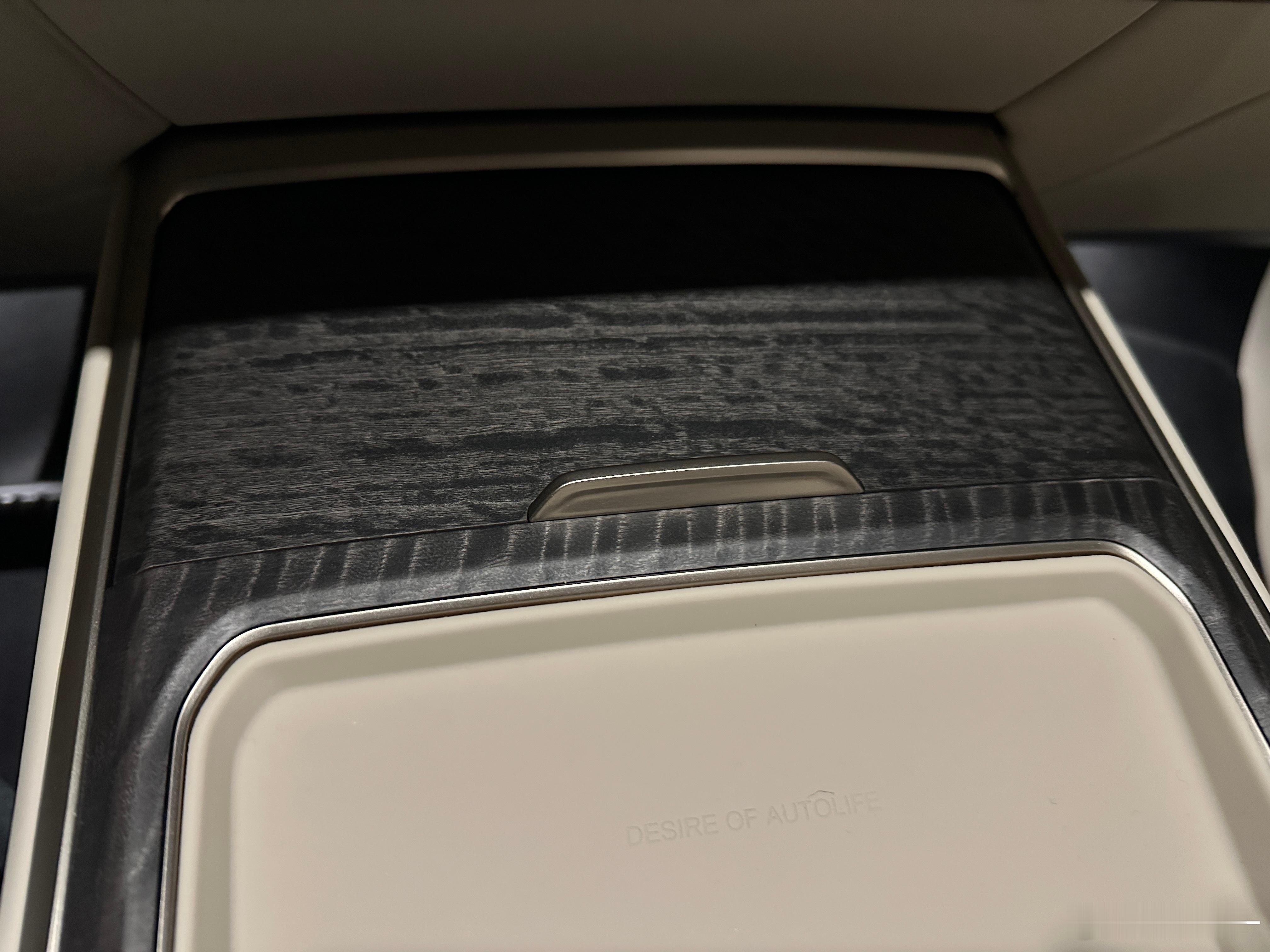 ES8的盖板与L90的盖板，高下立判ES8的实木贴片不同区域做了木纹对缝