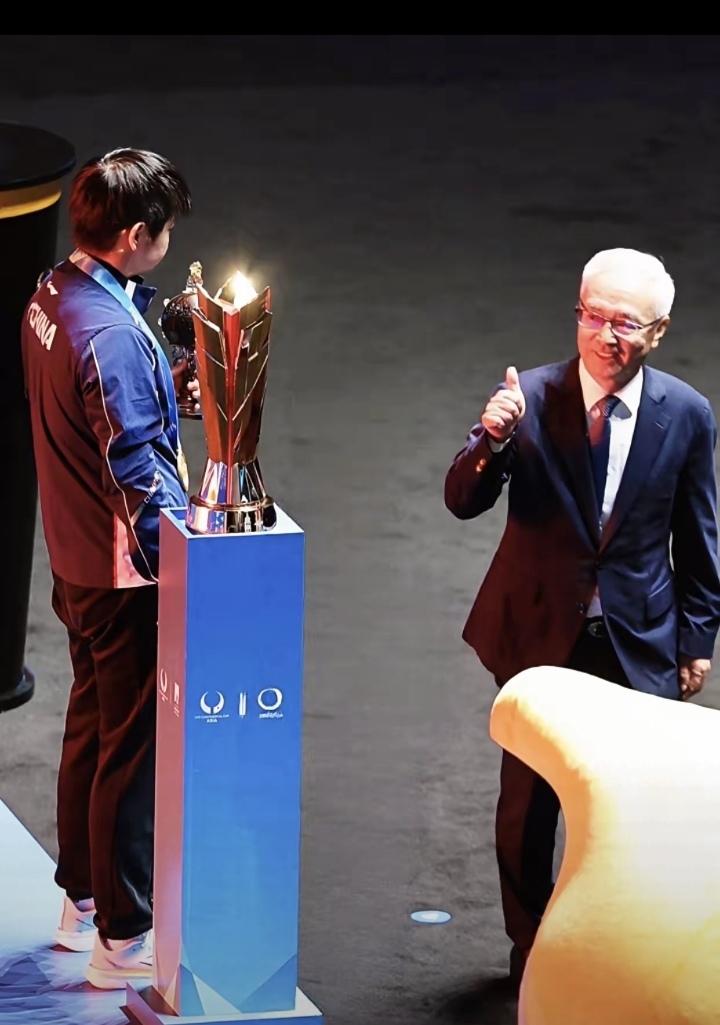 亚洲杯女单颁奖台上，领导满面笑容向孙颖莎竖起了大拇指，那是对孙颖莎的认可，更是对