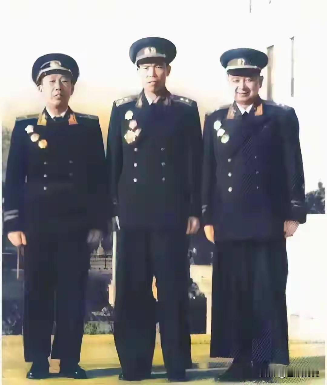 1955年在大授衔仪式结束后，三位将军一起留下这张珍贵合影，他们是江西老乡，他们