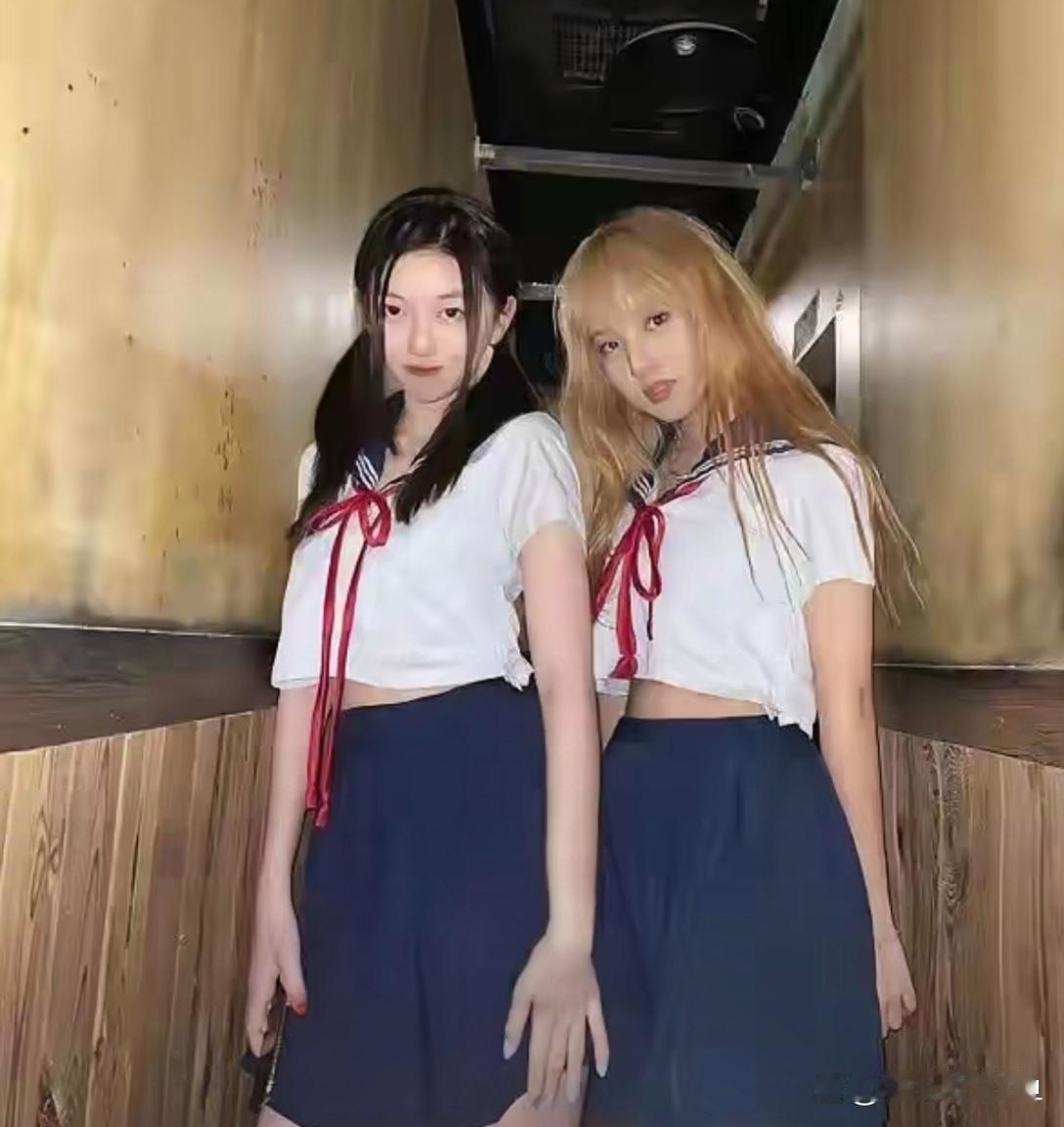 李嫣和同学在一起。