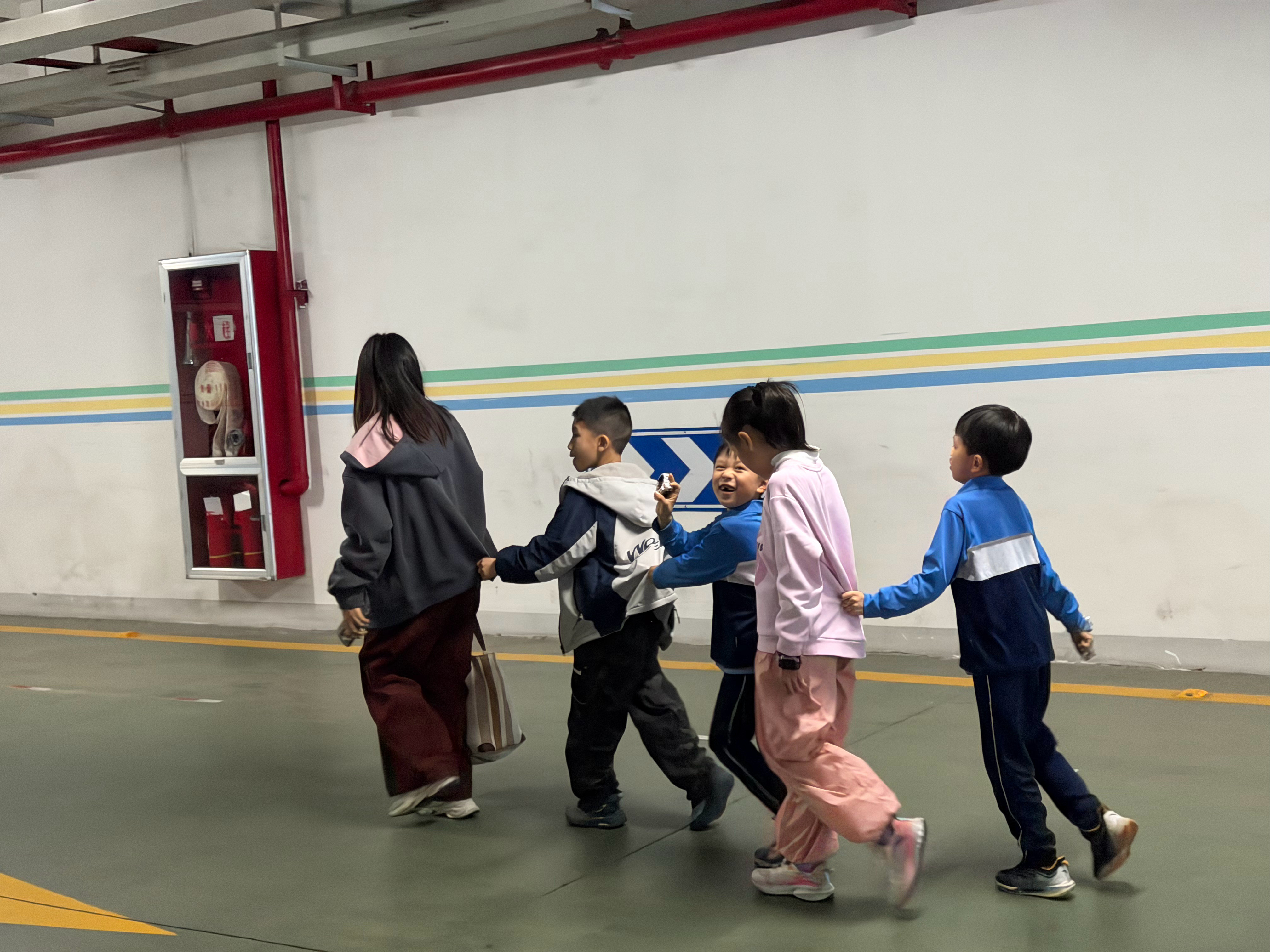 邻居小孩说要去我家玩猫...