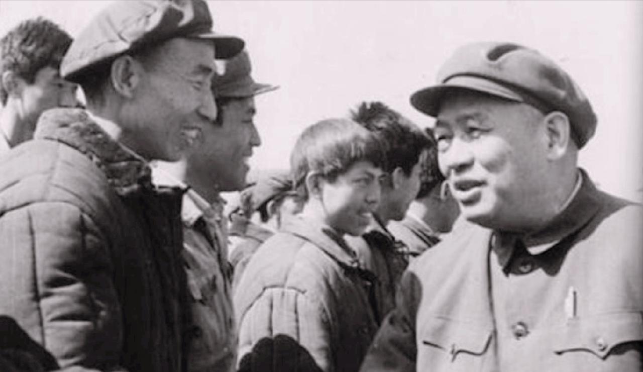 1983年，时任总政主任余秋里中将回乡探亲，弟弟却不愿相见。村长亲自去请也不行，