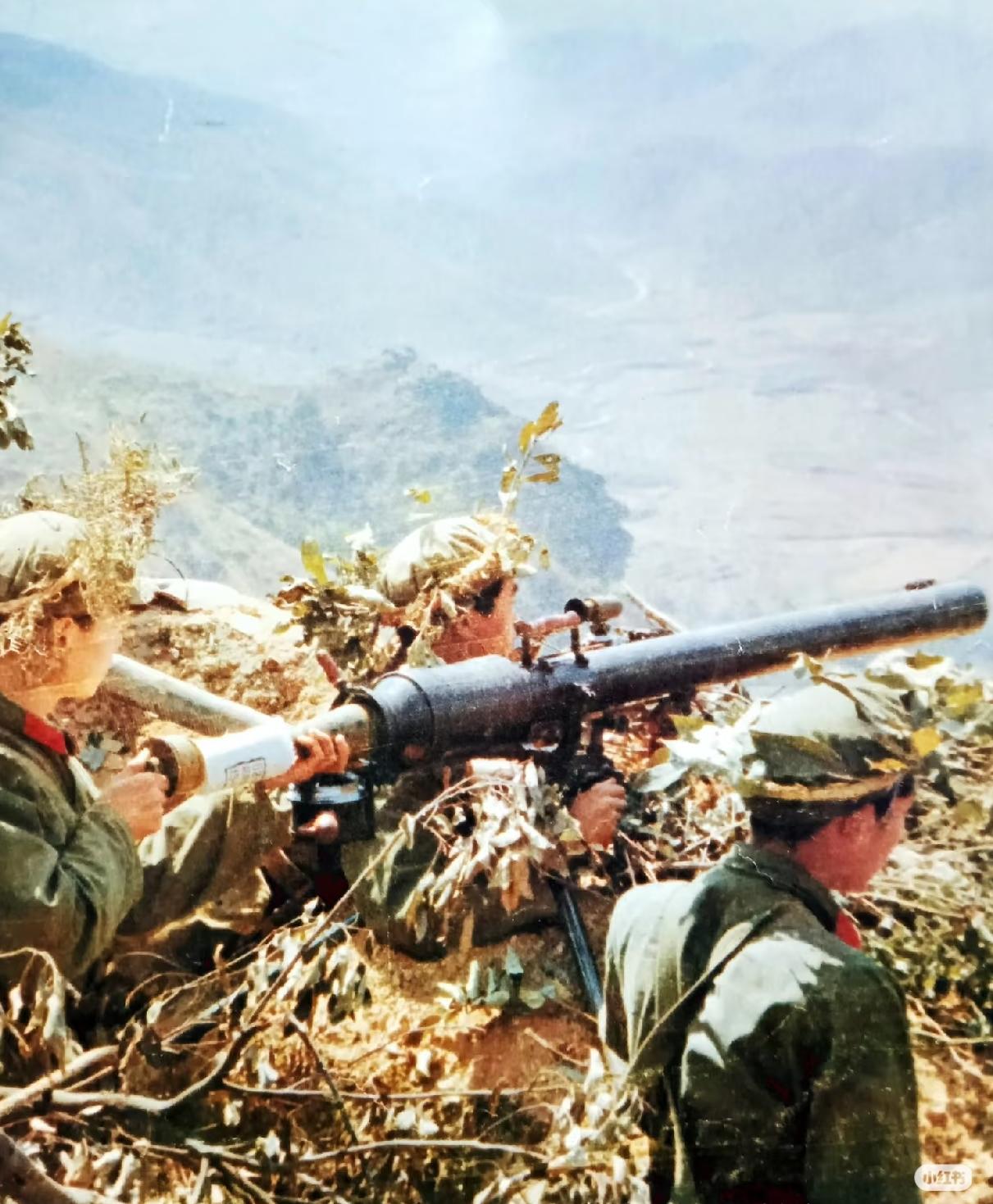 “82”无后坐力炮破甲弹的历史渊源1965年，华东工程学院依据第五机械工业部有