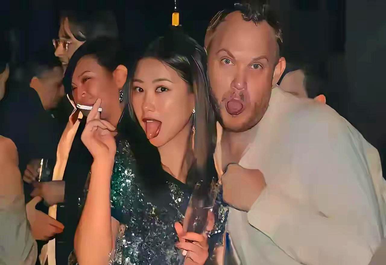 扒出朱珠15年前纽约街头叼烟、吐舌头的照片，本想让她难堪，结果却把她送上神坛。