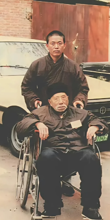释永信身后是什么轿车。