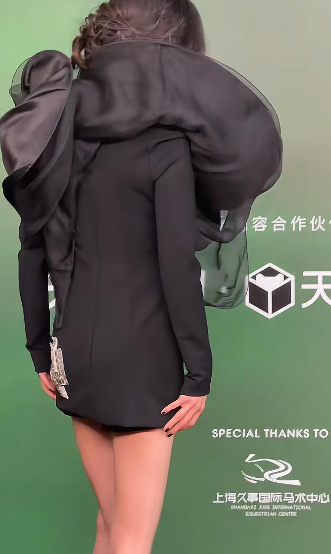 看到背面：好糟糕的衣服看到正面：好美的脸谁懂啊！杨幂这次红毯造型直接把“反转
