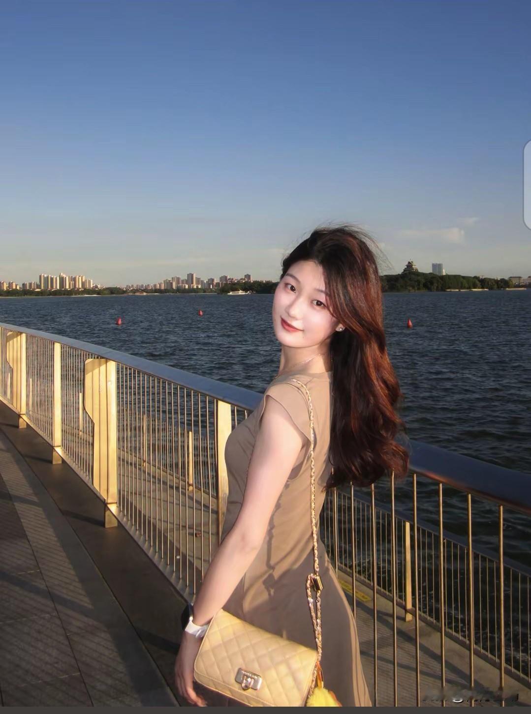 女大男10岁，幸福吗？27岁小伙酒后吐露了真心话。我兄弟小王，27岁，最近交了个