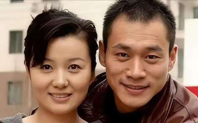 1998年，饰演“武松”的丁海峰爱上了“潘金莲”王思懿，丁海峰的妻子得知后竟然不