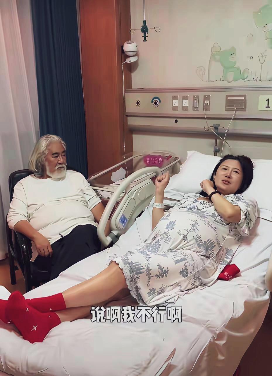 杜星霖四胎待产。张纪中守在病床边，一边安抚妻子情绪，牵手给予力量，一同期待“