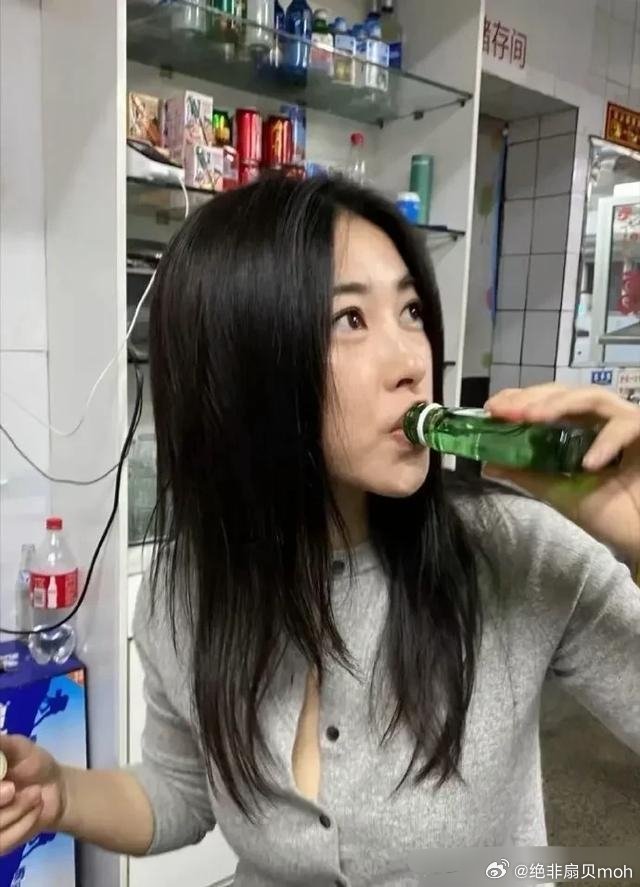 朱珠这酒瘾不小啊！很少见女明星直接拿酒瓶吹的
