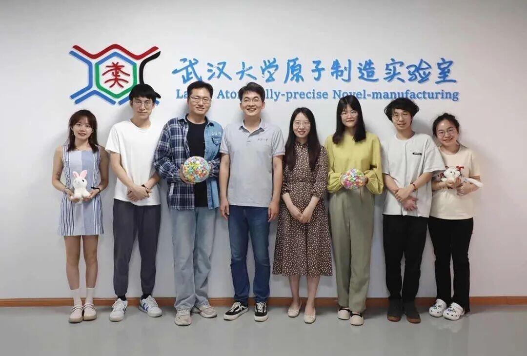 看了武汉大学教授曾某某和付老师的合影，说实话，挺为付老师感觉不值的。付老师无论