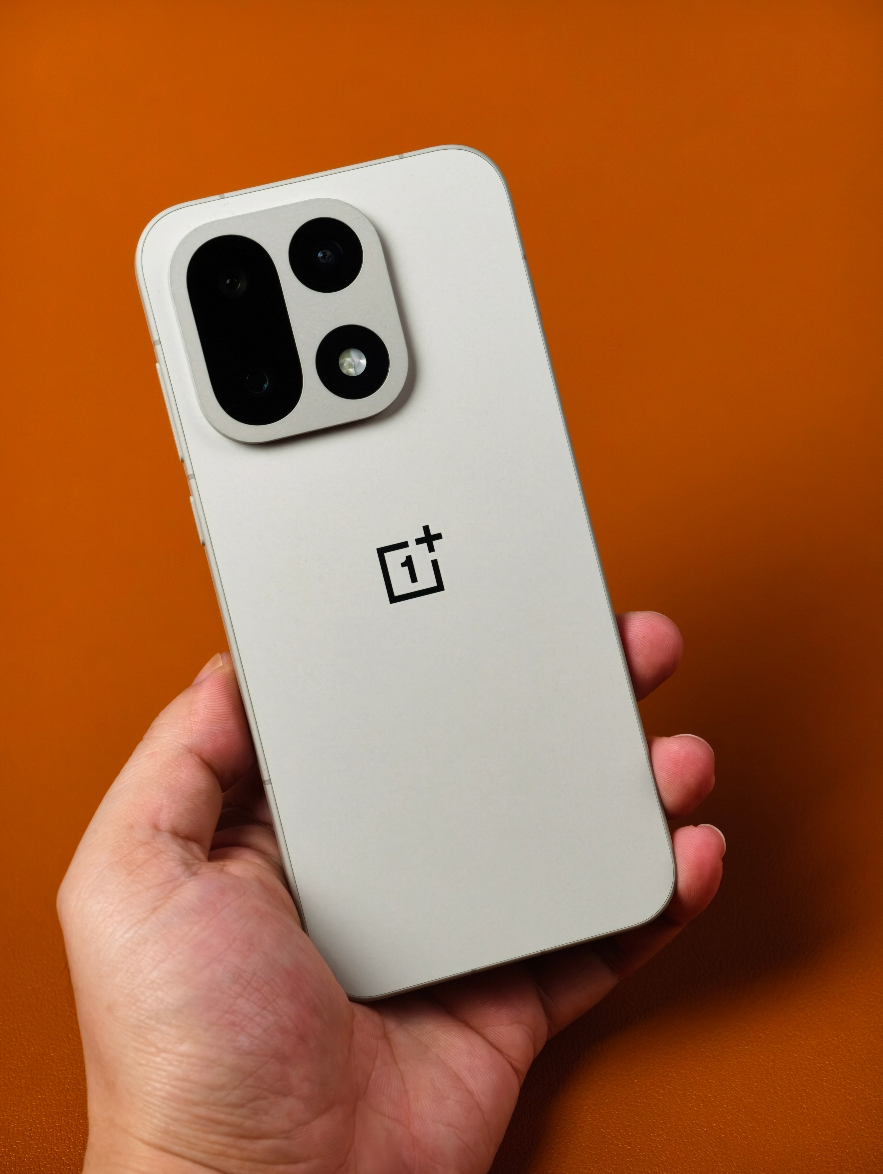 晚上就是一加15发布会了,这机器颜值和质感一绝,就等一个最终的价格了,大家猜一