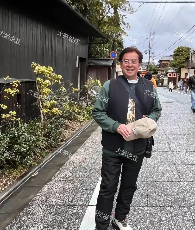 谭咏麟京都街头状态似小伙不敢相信！在京都街头居然偶遇了谭