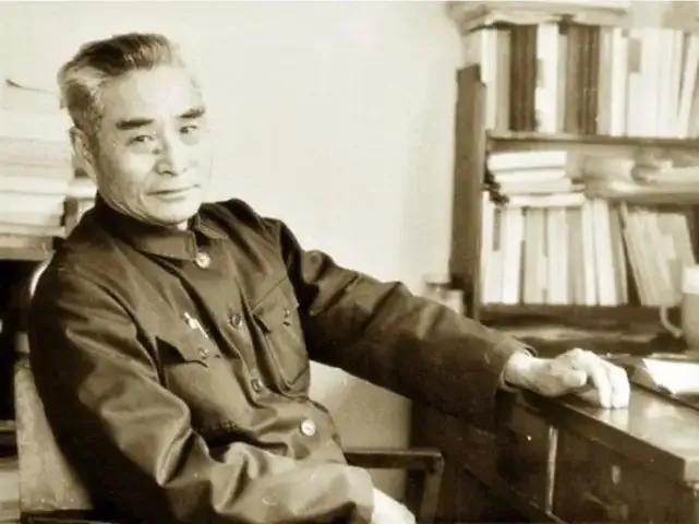 1943年黄维发现军粮发霉还掺着砂石，于是立即给何应钦寄了一袋。何应钦见此拍案大