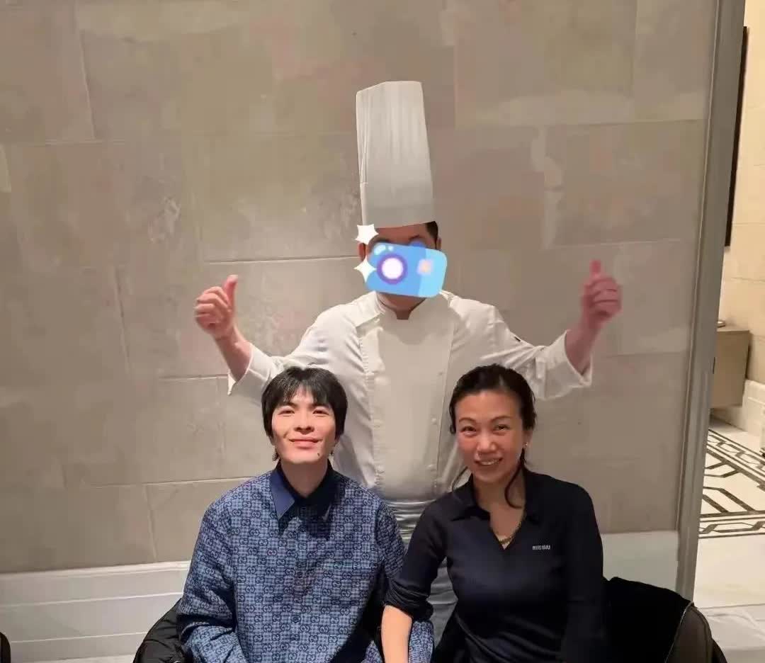 萧敬腾林有慧在上海吃铁板烧，素颜状态暗沉，穿衣尴尬，却很性感