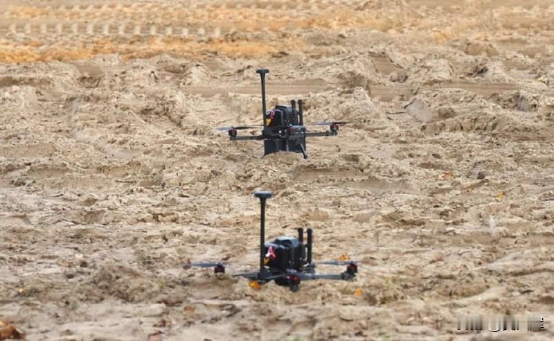 “拉脱维亚：无人机超级大国”11月9日，拉脱维亚国防部长安德里斯·斯普鲁茨在