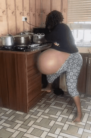 这个黑人孕妇肚子大的吓人啊，应该最少是四五胞胎吧。