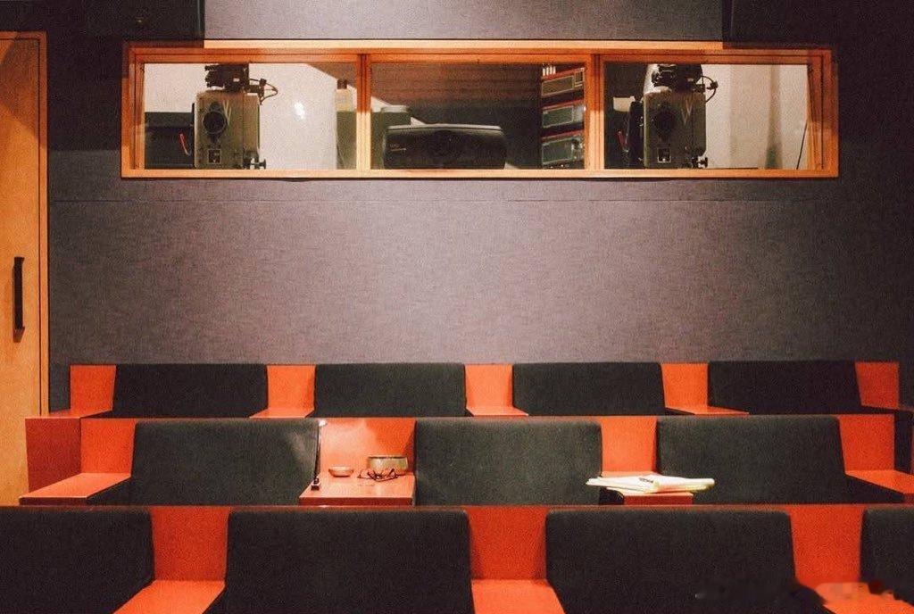 摄影师KyleHurley拍摄的大卫·林奇的工作室