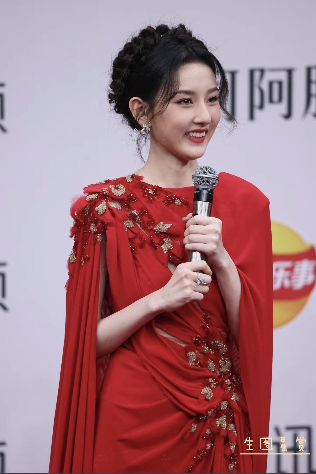 正红礼裙衬绝色，露背线条藏风情，宋祖儿一出场，便是全场焦点✨红韵倾城，露背藏柔