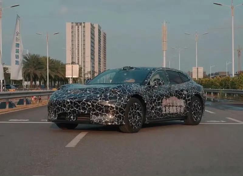 启境首款车型测试谍照曝光，是一款猎装轿跑，车头挺长的。最后一张是网友做的假想图，