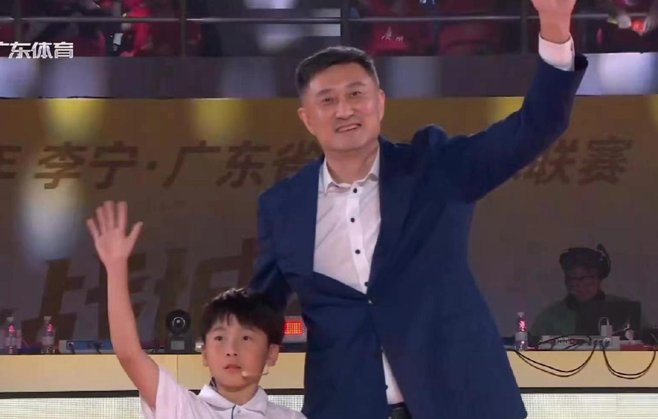 粤沪大战未打先热！杜锋赛前连跑3城，广东队真要提前认怂？CBA焦点战粤沪对决在