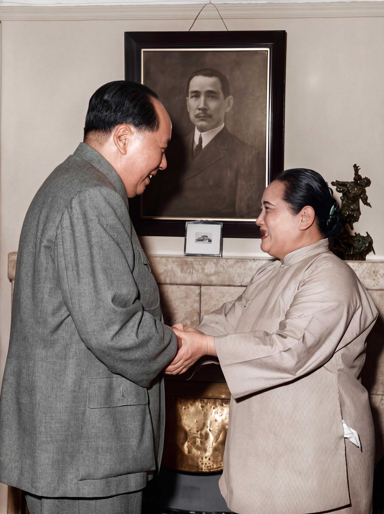 1961年5月11日的上海宋庆龄寓所，画面中毛泽东与宋庆龄亲切握手，二人笑容真挚
