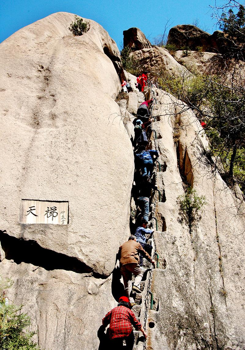 分享一张爬山的美景爬凤凰岭天梯拍的照片，能爬到山顶的都是牛人。🤙🏽