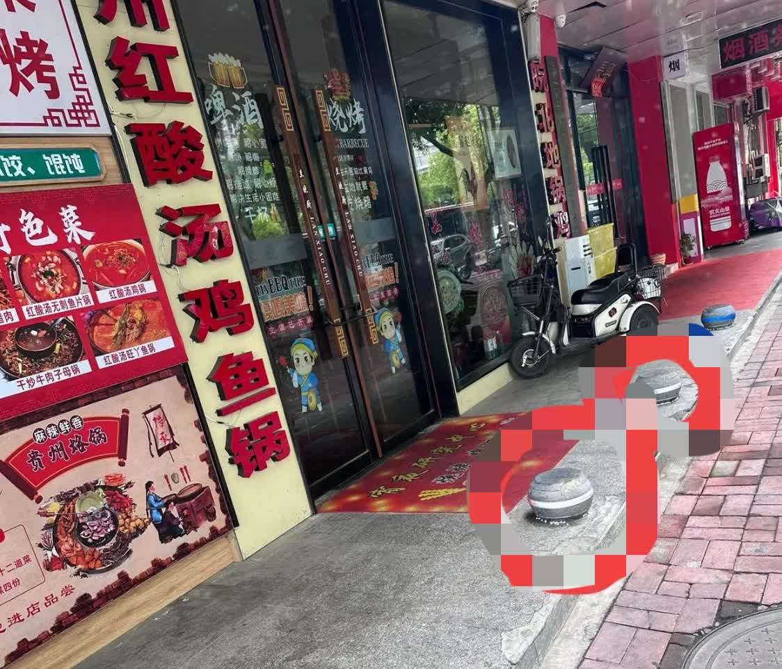 这样的饭店再好吃我都不会去！！安徽一饭店，为了驱赶小猫小狗，竟在门口石墩