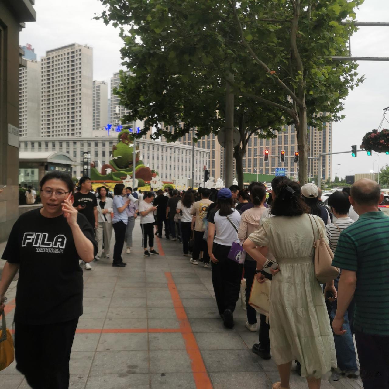 人多像春运，免费乘地排起长龙！大连地铁两天免费，人流浩浩荡荡，堪比春运，但是