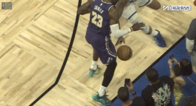 湖人9连胜，裁判误判立了大功啊！最后4.7秒回放清清楚楚的碰詹姆斯腿上出界的，