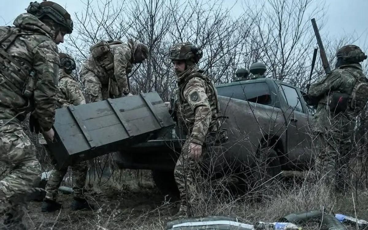 【乌军前线指挥官要求从红军城撤军】根据“军事事务”网站的说法，俄罗斯军事专家