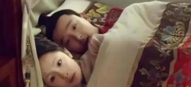 古代夫妻进行房事时，为啥旁边会有个丫在同候，难道他们不尴尬吗？真实原因是令人“又