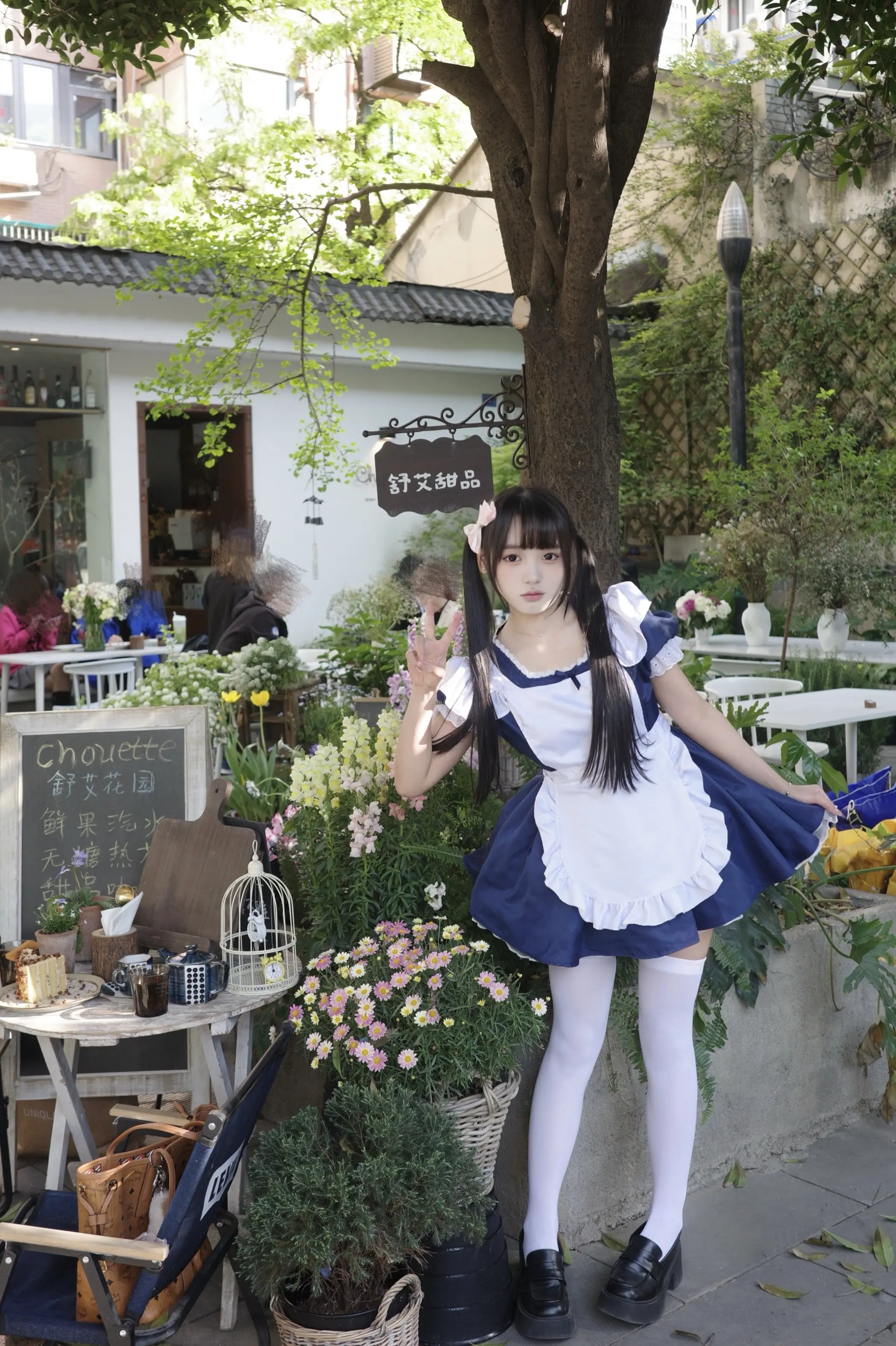 喜欢谁就粘着谁呀。