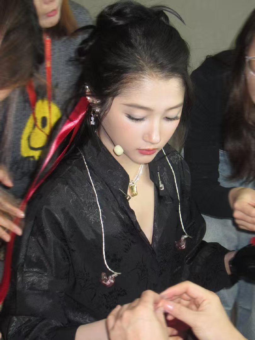 关晓彤素手扶红扇关晓彤金钗响惊鸿关晓彤金钗响惊鸿好漂亮！！！一会舞台见咯~