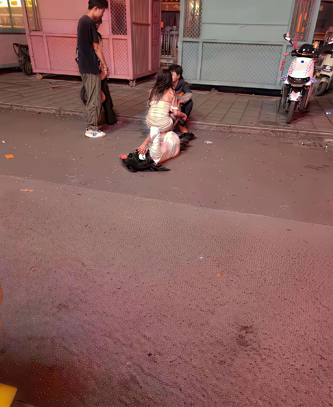 这应该是世界上我最不能理解的事情之一了，这些姑娘为什么要把自己喝的醉倒在街头？