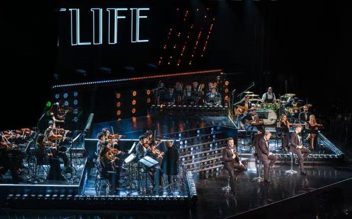 反正西城男孩演唱会很曼妙还得是西城男孩！演唱会现场稳如CD，又唱又跳气息超稳，