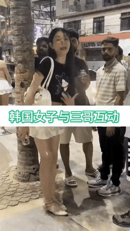 这两个韩国女主播为了流量跑去印度做直播一大群印度男性在街头围观她们两个韩国女