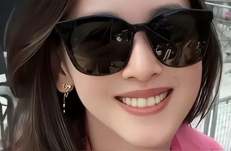 【标题】刘强东女儿音乐节偷拍章泽天！网友：这娃乖得想偷回家当女儿！【开篇暴击】
